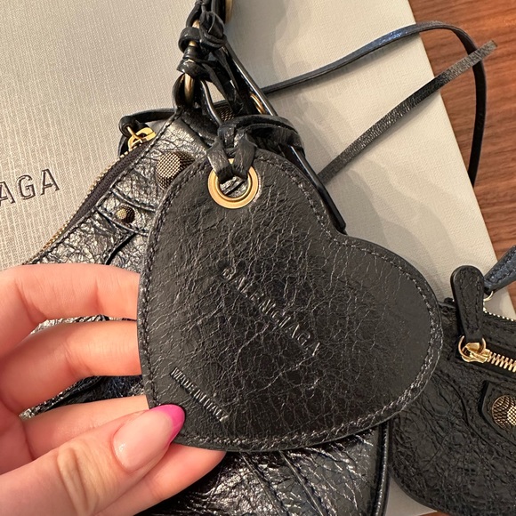 WOMEN'S LE CAGOLE SMALL SHOULDER BAG IN BLACK
CAD$ 3,500
Gold hardware - Picture 4 of 6